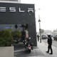 Illustration for article titled Obama Drives Past Tesla Showroom, Doesn't Crack Automaker Special Olympics Joke
